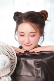 我故意没有穿内裤坐公车让人吊